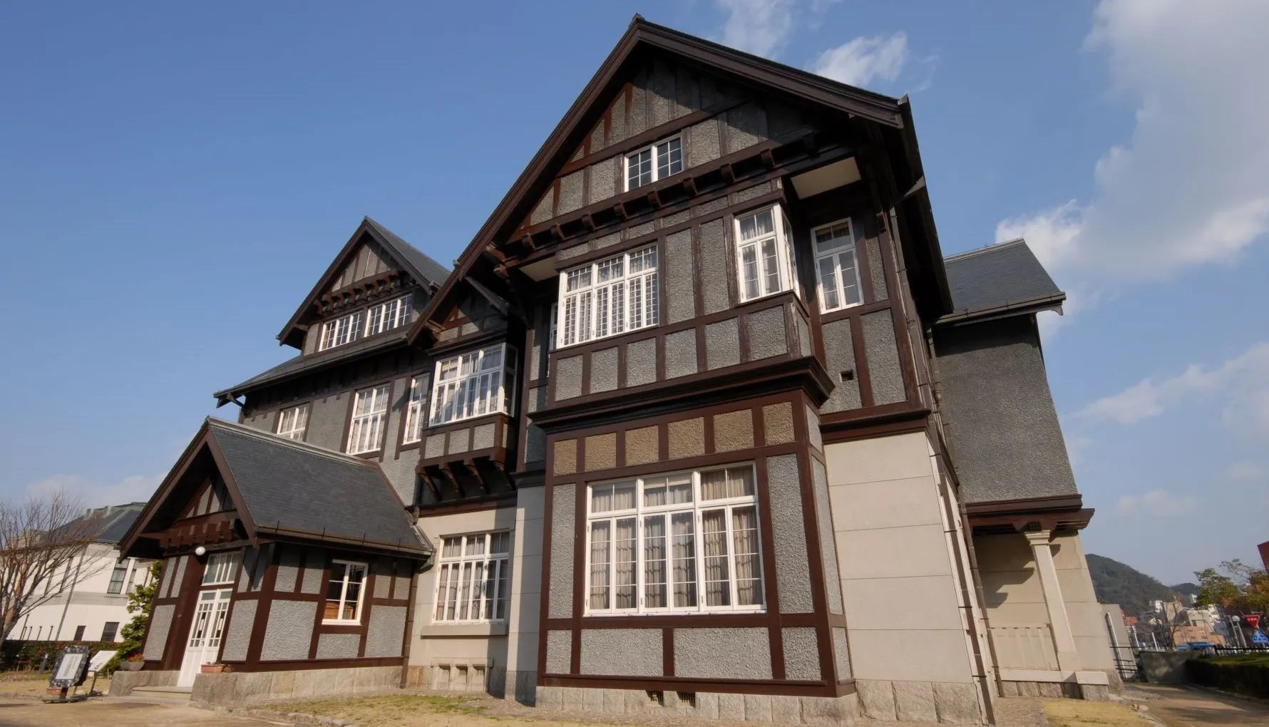 🏛️ 구 모지미쓰이 클럽 이미지 1